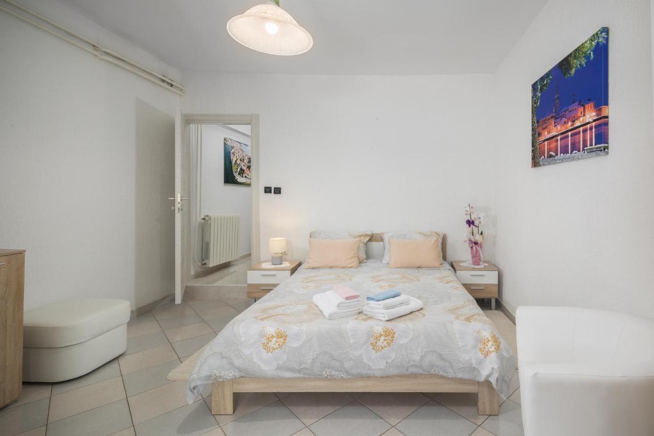 Apartment Kazalac Porec Bagian luar foto
